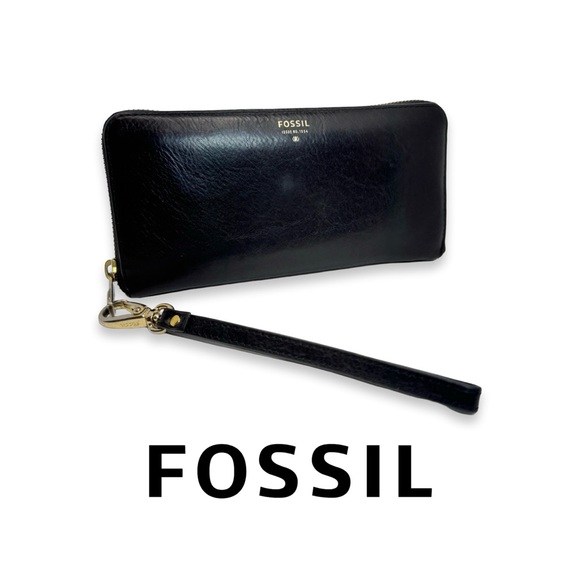 Fossil Handbags - Fossil Black Leather Long Wallet/ Wristlet! 🖤